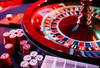 Antarmuka aplikasi mobile gila4d menampilkan pasar olahraga dan permainan slot